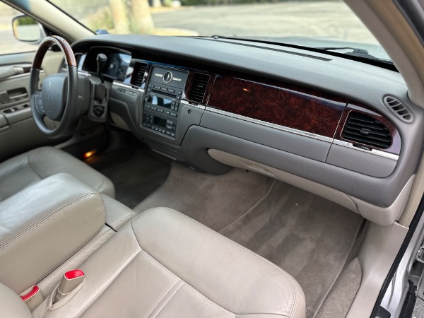 Used-2011-Lincoln-Town-Car-Signature-Limited