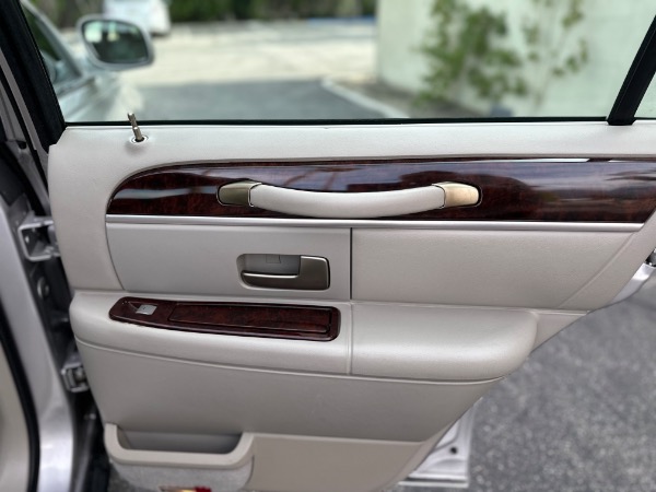 Used-2011-Lincoln-Town-Car-Signature-Limited