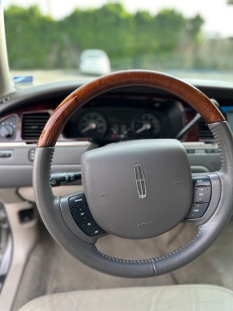 Used-2011-Lincoln-Town-Car-Signature-Limited