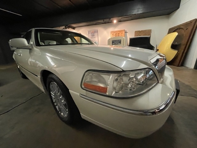 Used-2006-Lincoln-Town-Car-Signature-Limited