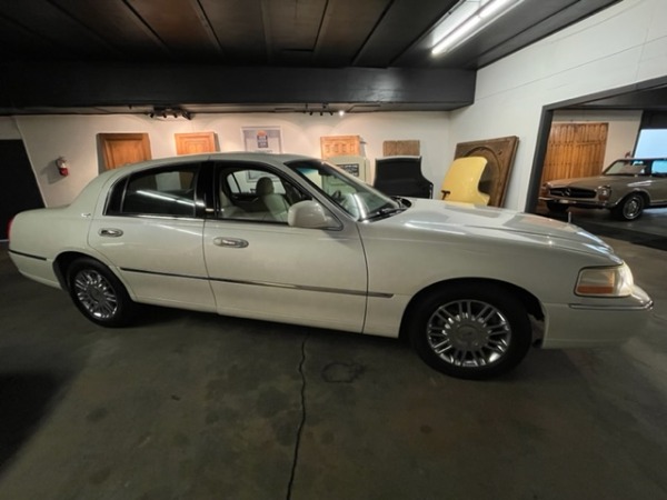 Used-2006-Lincoln-Town-Car-Signature-Limited