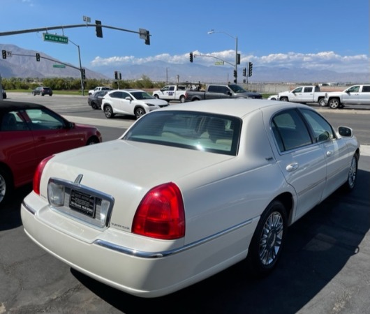 Used-2006-Lincoln-Town-Car-Signature-Limited