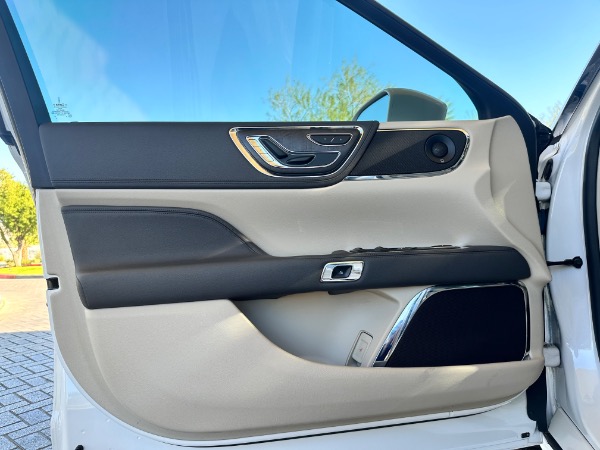 Used-2017-Lincoln-Continental-Select