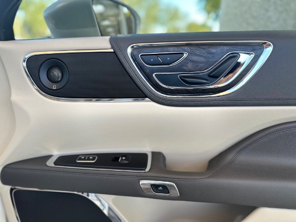 Used-2017-Lincoln-Continental-Select