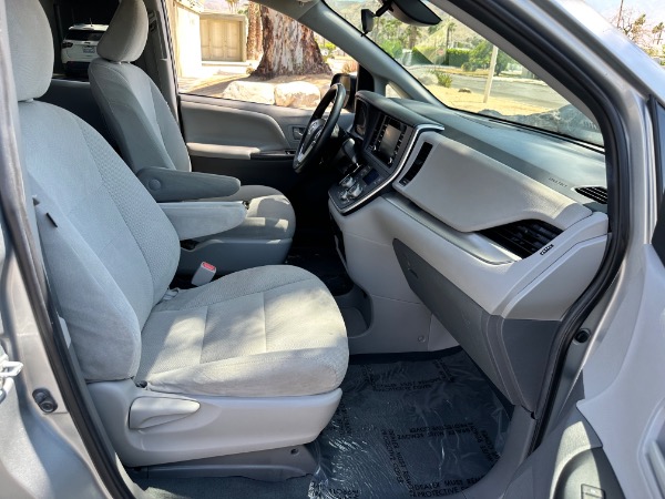 Used-2020-Toyota-Sienna-Passenger